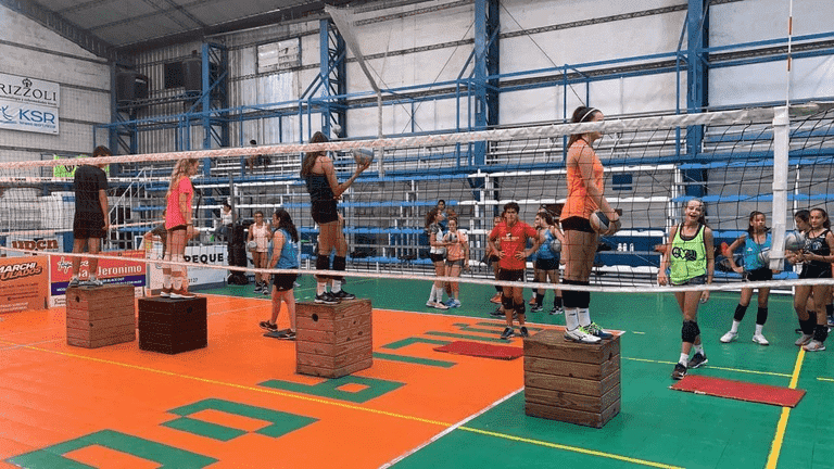 Campamentos y clínicas de vóleibol - Club Atlético Atenea